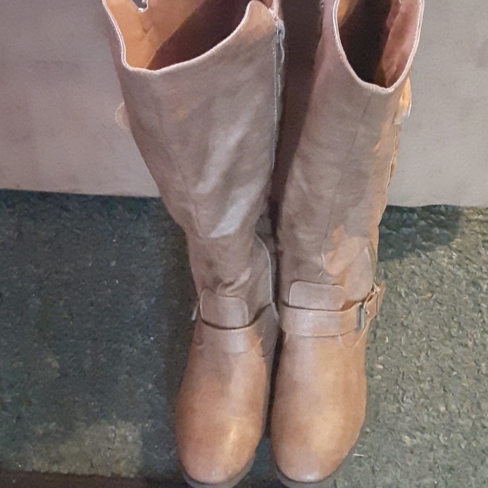 Boots - Picture 4 of 4